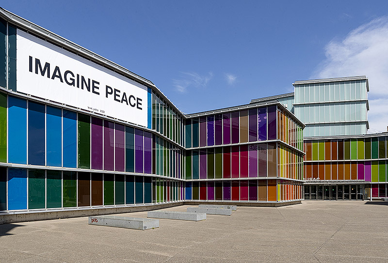 Yoko Ono. Insound and Instructure - foto de la fachada del MUSAC de León con una pancarta que pone Imagine Peace