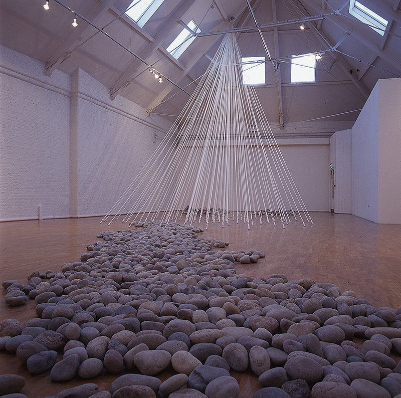 Yoko Ono. Insound and Instructure - imagen de una instalación artística con piedras