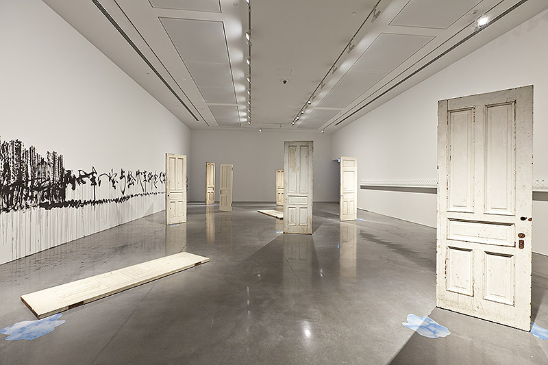 Yoko Ono. Insound and Instructure - imagen de una instalación artística con puertas