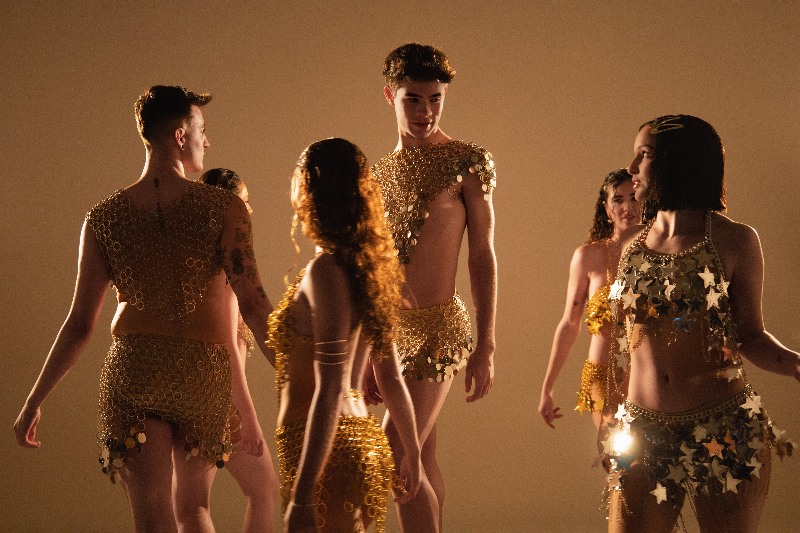 Álvaro Machero convierte el movimiento en luz y metal