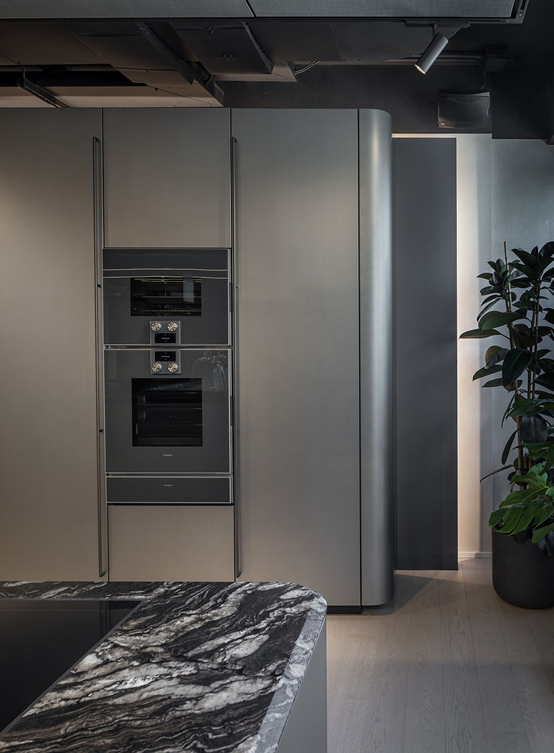 Columna de la cocina metálica con formas curvas de Arrital, equipada con electrodomésticos integrados