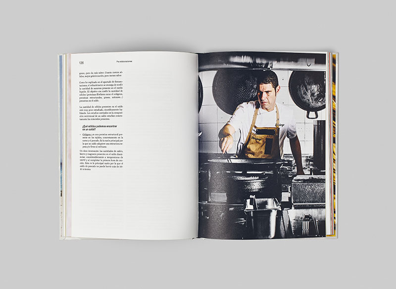 Luis Arrufat cocina en un restaurante, imagen interior del libro Arroz. Técnica y esencia