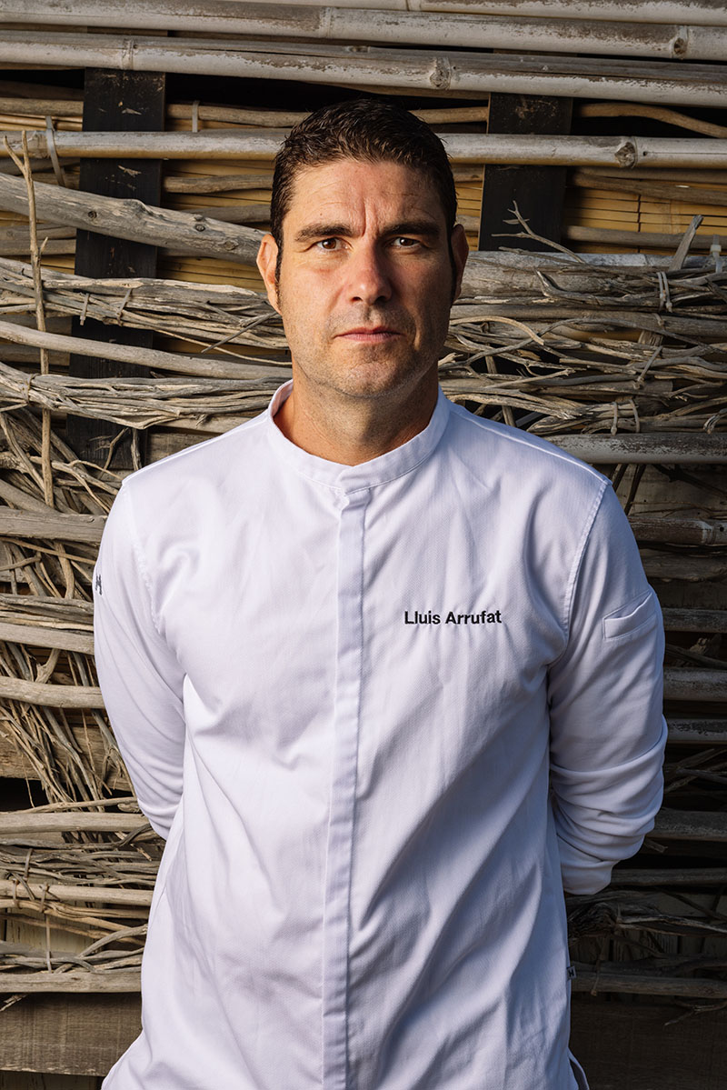 Retrato de Luis Arrufat con chaqueta blanca de chef para Arroz. Técnica y esencia