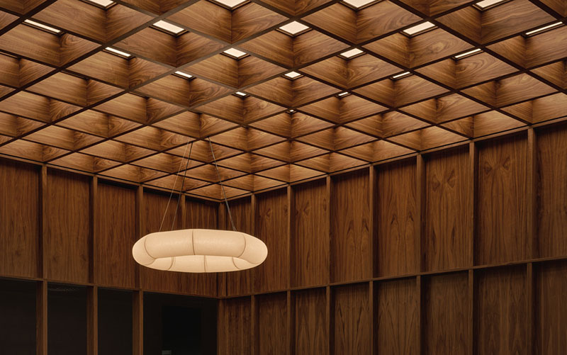 AtelierCarle Oakv: detalle del techo de celosía de nogal con luminaria central suspendida