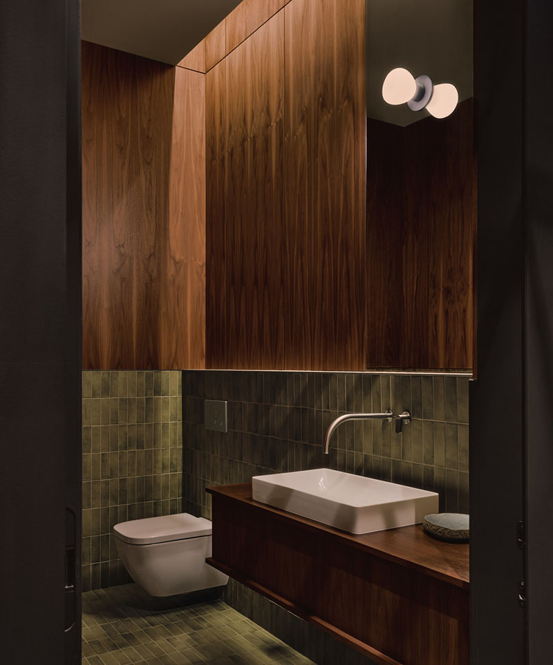 AtelierCarle Oakv: baño con revestimientos de cerámica verde y carpintería de nogal