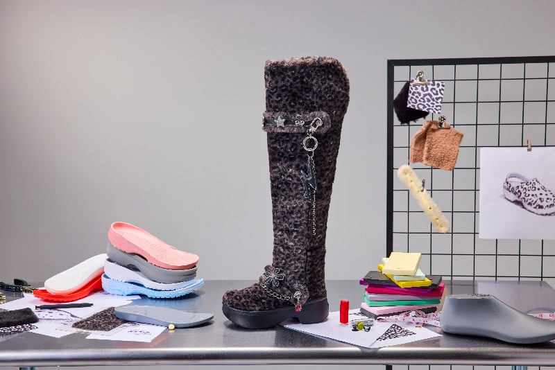 Crocs diseña botas con la comodidad de sus famosos zuecos