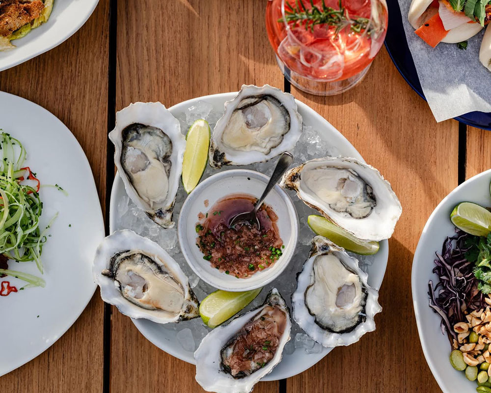 Plato de ostras frescas servido en el Brunch Oroya de The Madrid Edition