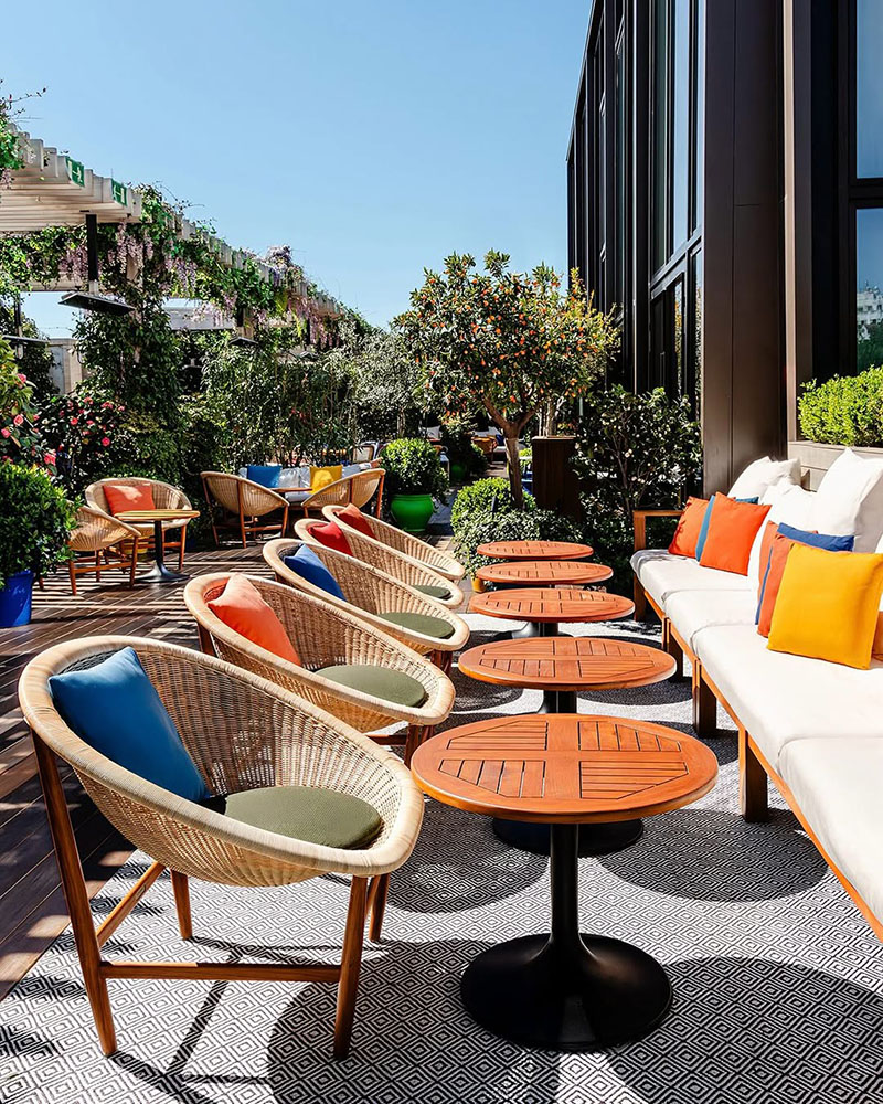 Zona de mesas en la terraza The Roof de The Madrid Edition durante el Brunch Oroya