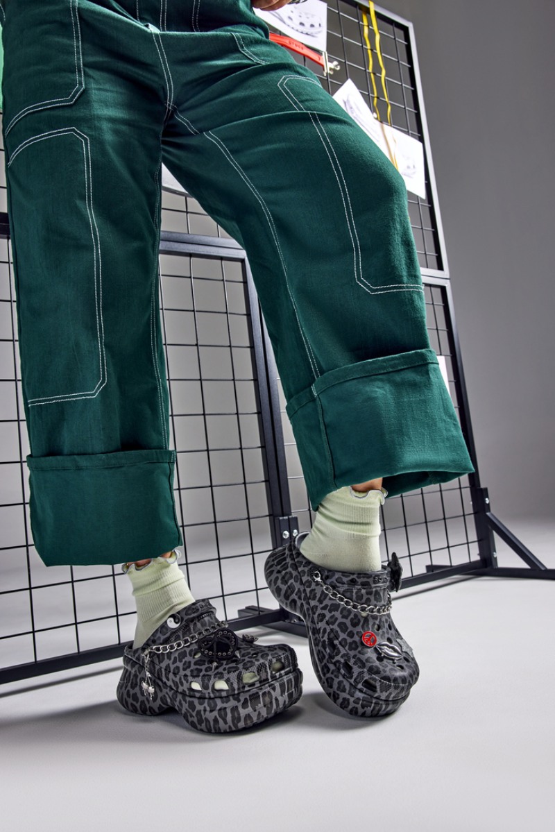 calzado zapatos zuecos estampado crocs