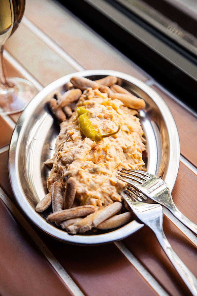 Casa Clavel, bar clásico de barrio que reabre en Malasaña