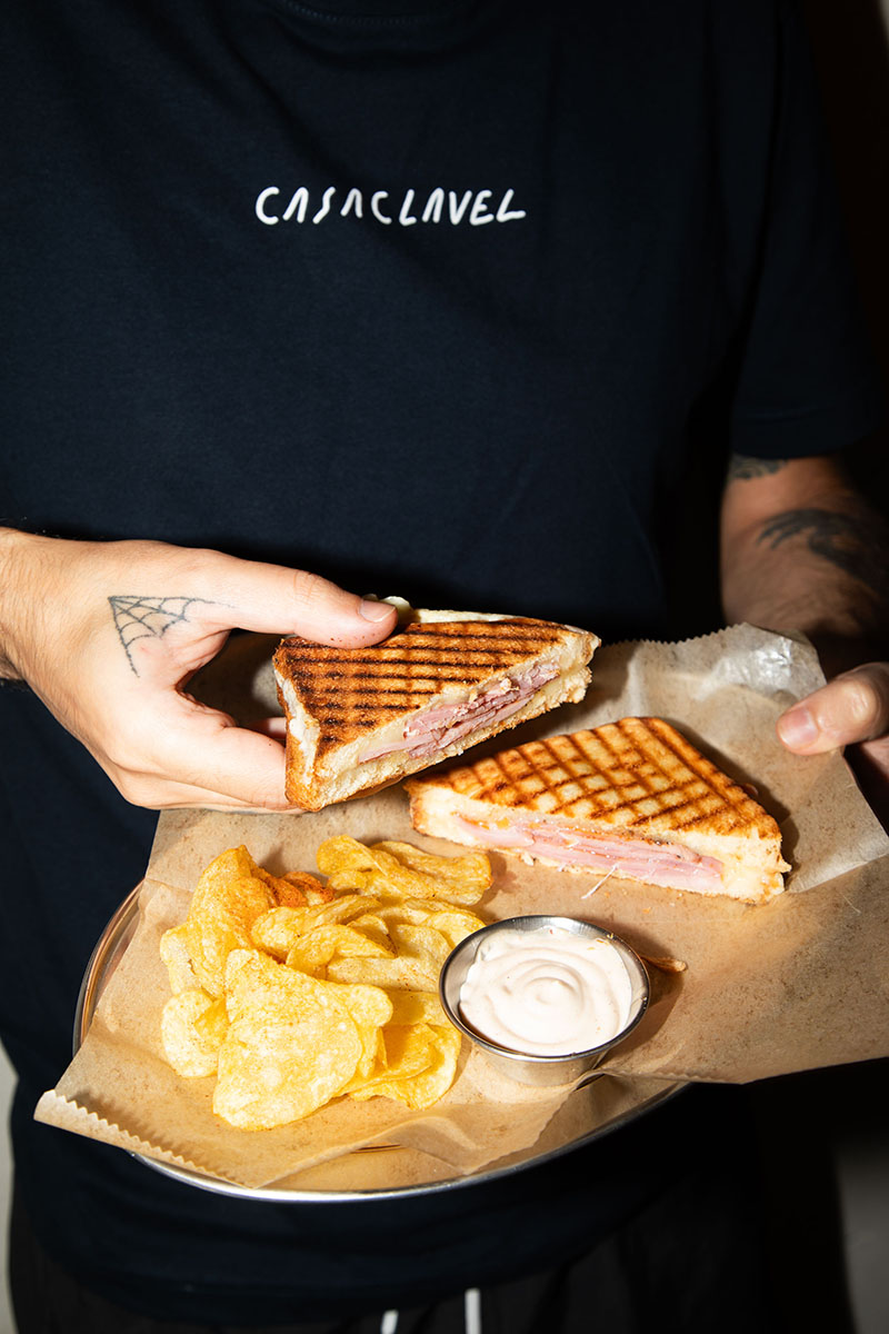 Casa Clavel, bar clásico de barrio que reabre en Malasaña