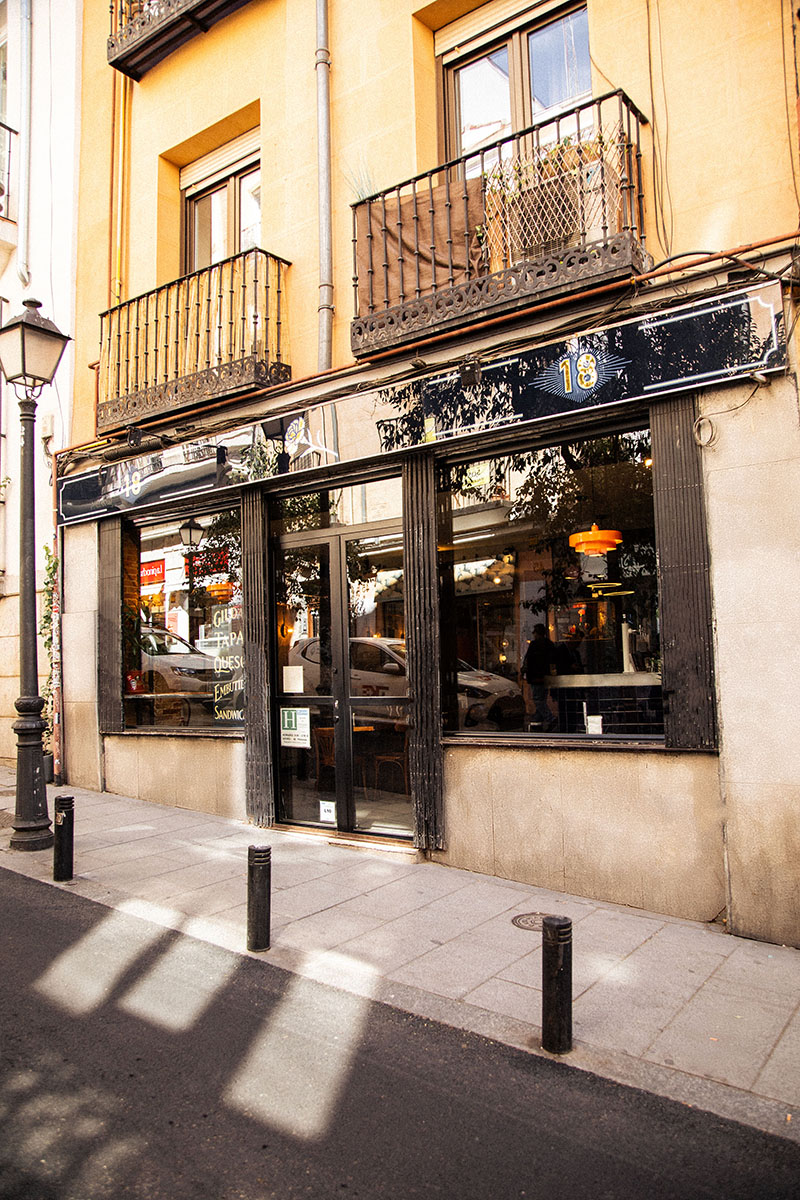 Casa Clavel, bar clásico de barrio que reabre en Malasaña