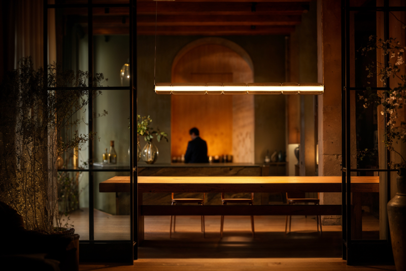 Luminaria colgante de la colección Venus de Sulion, instalada sobre una mesa de comedor