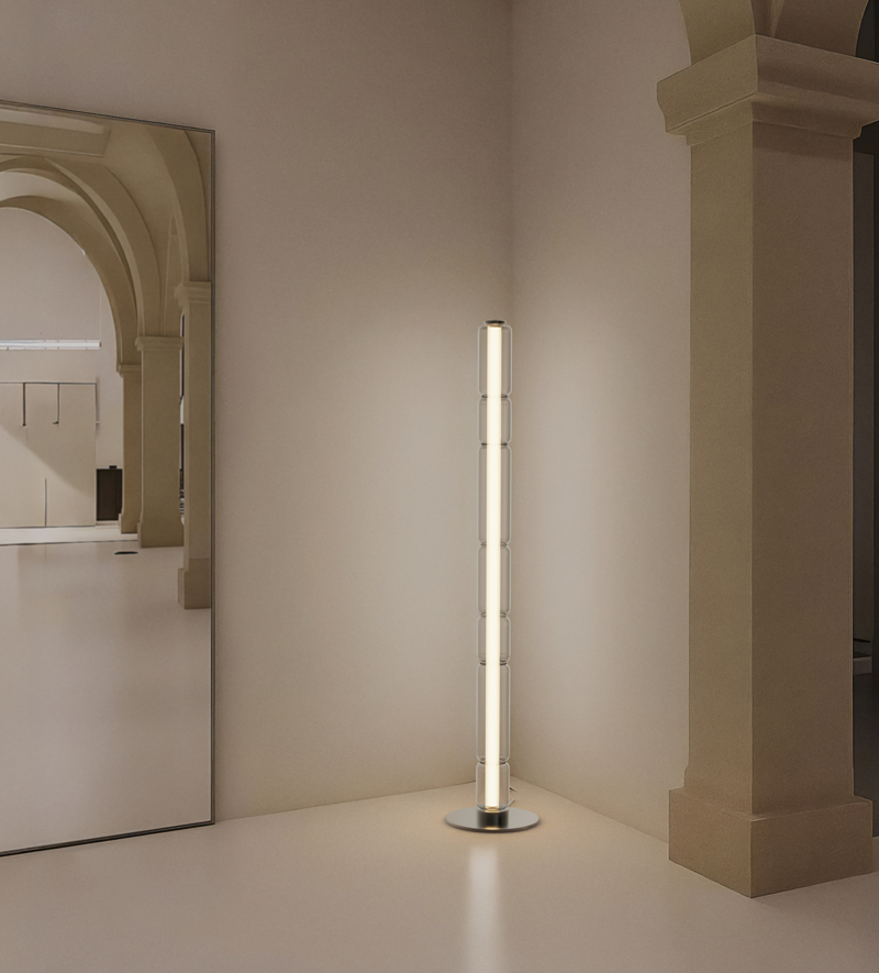Lámpara de pie de la colección Venus de Sulion, situada en un interior arquitectónico de líneas neutras