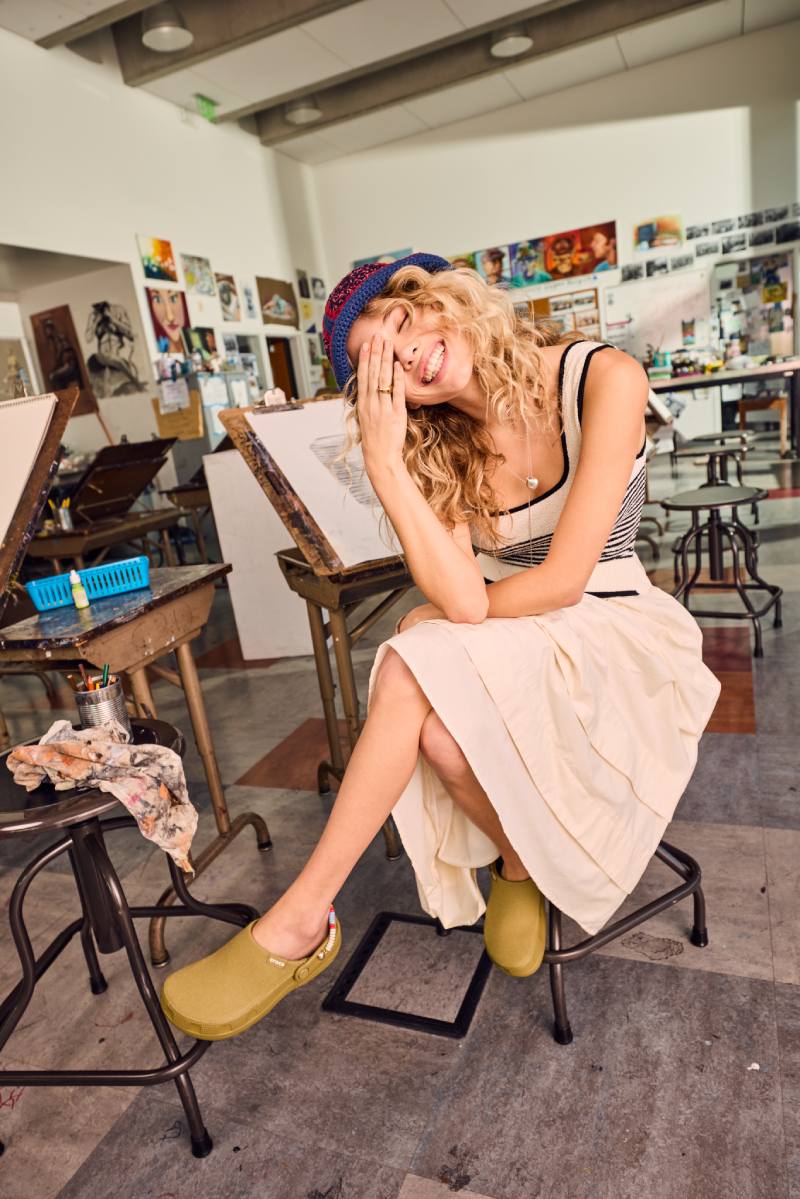 Zuecos poara un look de moda urbana