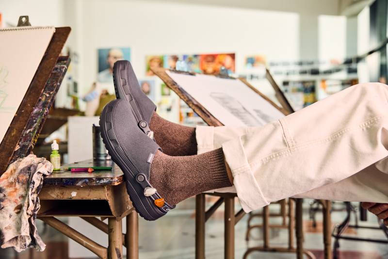 Zuecos poara un look de moda urbana