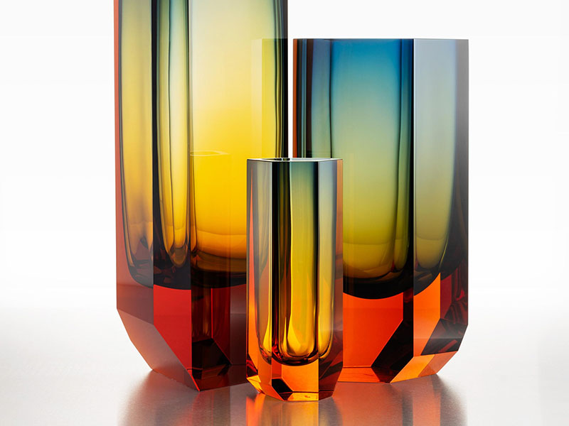 Design Beyond Things: colección de tres jarrones Magnus aclistalados en colores degradados.