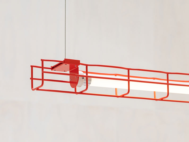 Design Beyond Things: lámpara de techo alargada Neon con estructura metálica roja.