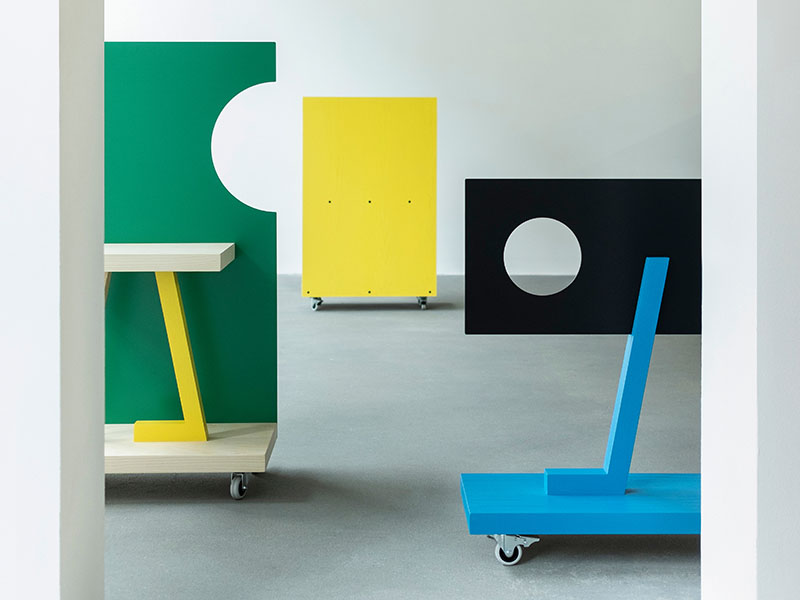 Design Beyond Things: colección de diseño Portable Walls que incluye cuatro muros en distintas formas geométricas en colores madera clara, verde, amarillo y negro, con ruedas.
