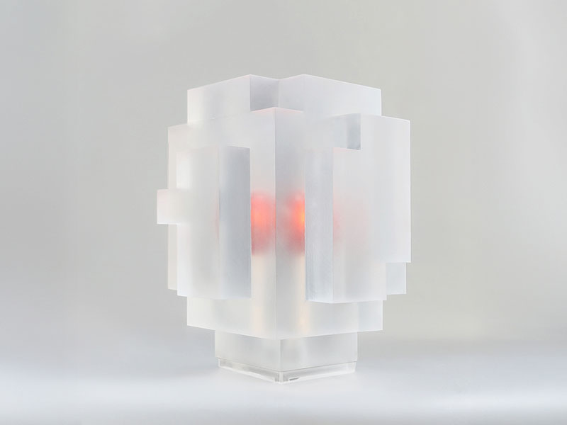 Design Beyond Things: escultura luminosa que evoca el sol del Mediterráneo mediante un bloque cristalino.