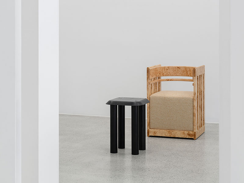 Design Beyond Things: silla creada a mano con madera de abedul y nudos de lana en un espacio diáfano de exposición en tonos claros neutros.