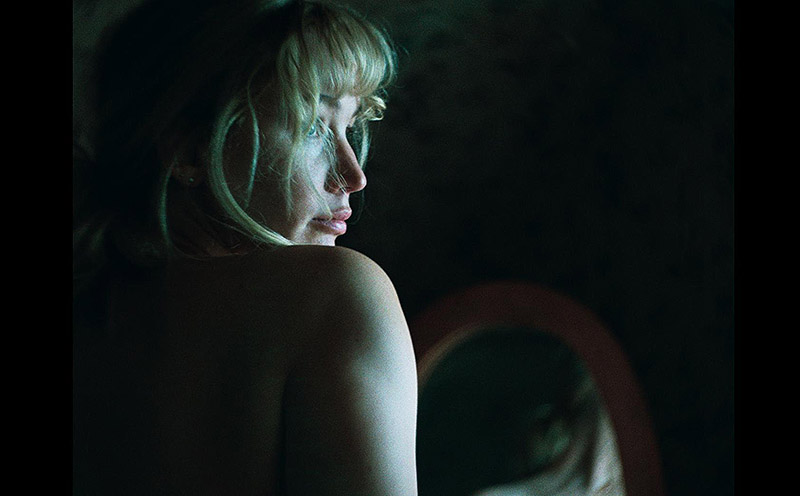 Die my Love - fotograma de la película con Jennifer Lawrence y Robert Pattinson 