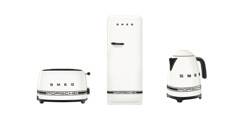 Porsche x Smeg: electrodomésticos de la colección de Porsche x Smeg en blanco sobre fondo blanco de izquierda a derecha tostador, frigorífico y hervidor.