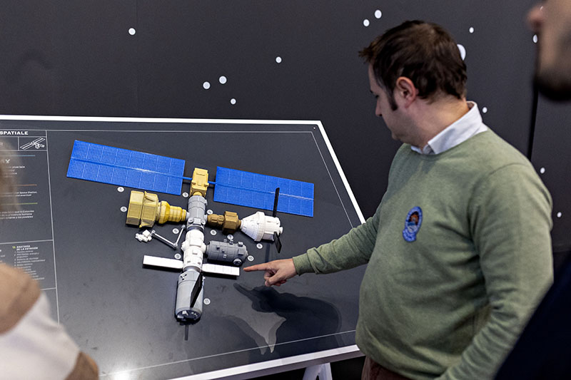 Maqueta de la estación Lunar Gateway en la exposición Space Mission de la Cité des Sciences et de l’Industrie