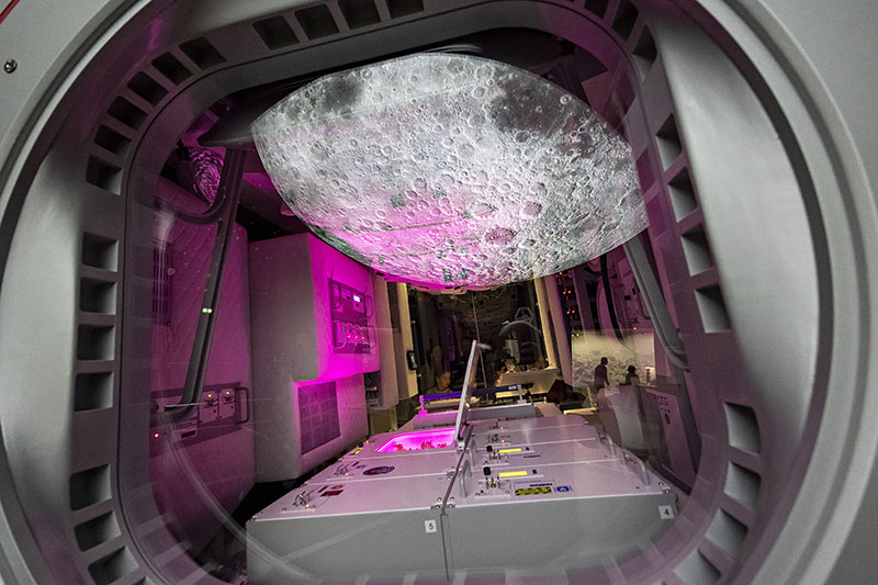 Vista interior del módulo I-Hab en la exposición Space Mission de la Cité des Sciences et de l’Industrie, con la Luna proyectada al fondo