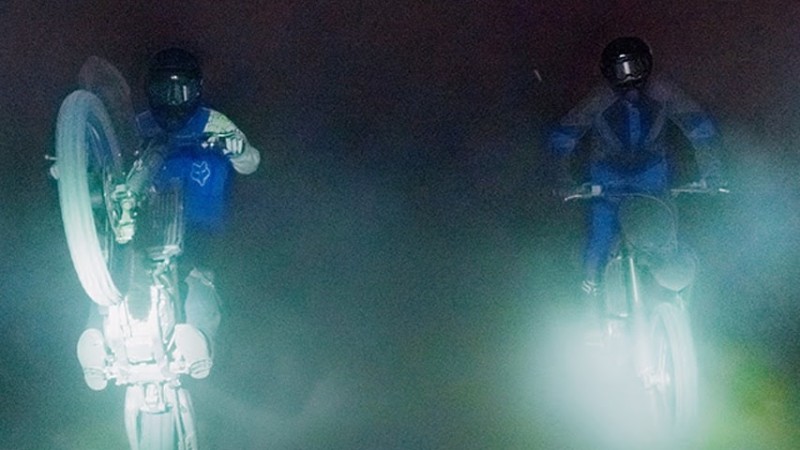 Kiko Kostadinov convierte el motocross de Fox en motorcore