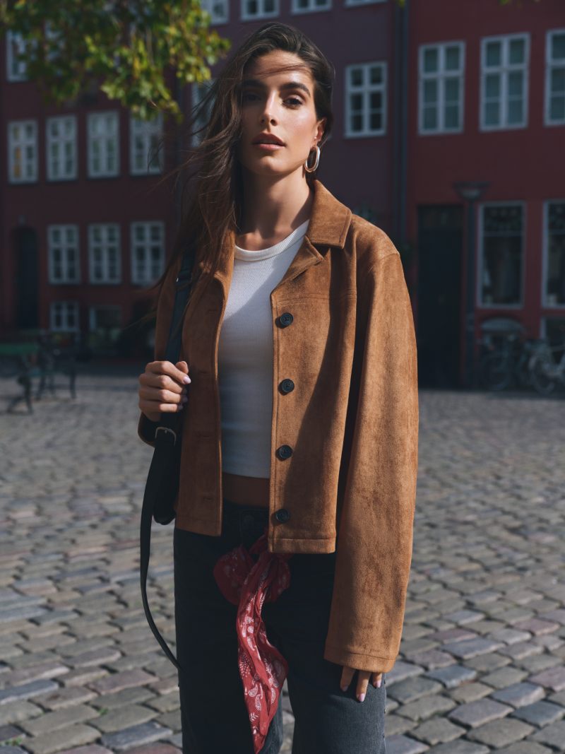 Tendencias de moda chica otoño 2025