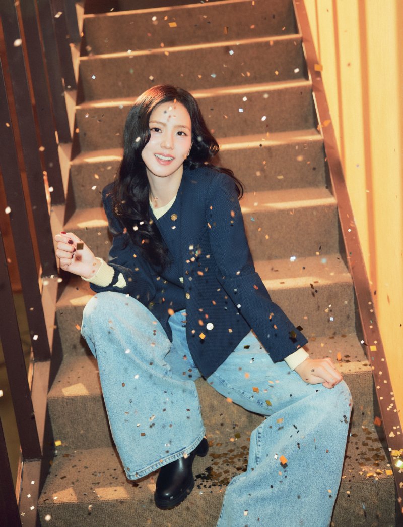 Looks preppy de invierno Jisoo X Tommy Hilfiger