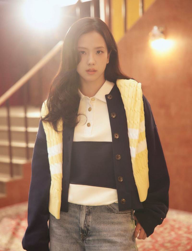 Looks preppy de invierno Jisoo X Tommy Hilfiger