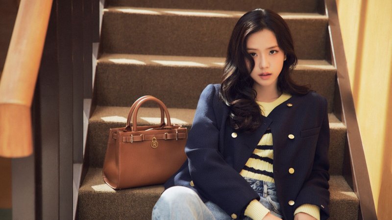 Looks preppy de invierno Jisoo X Tommy Hilfiger