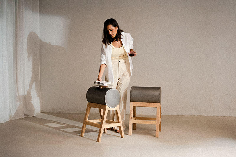 Fer Figueroa, diseñador, ajusta las superficies circulares imantadas del sistema modular Kitto.