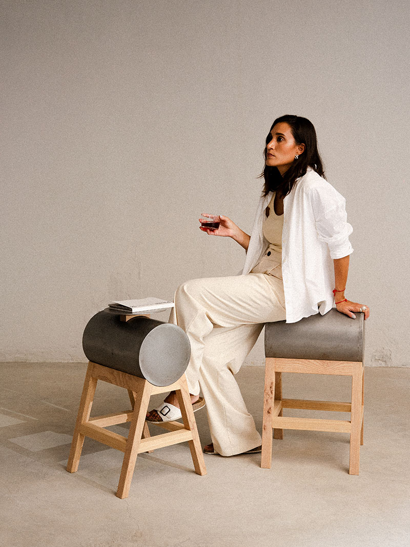 Fer Figueroa, diseñador, ajusta las superficies circulares imantadas del sistema modular Kitto.