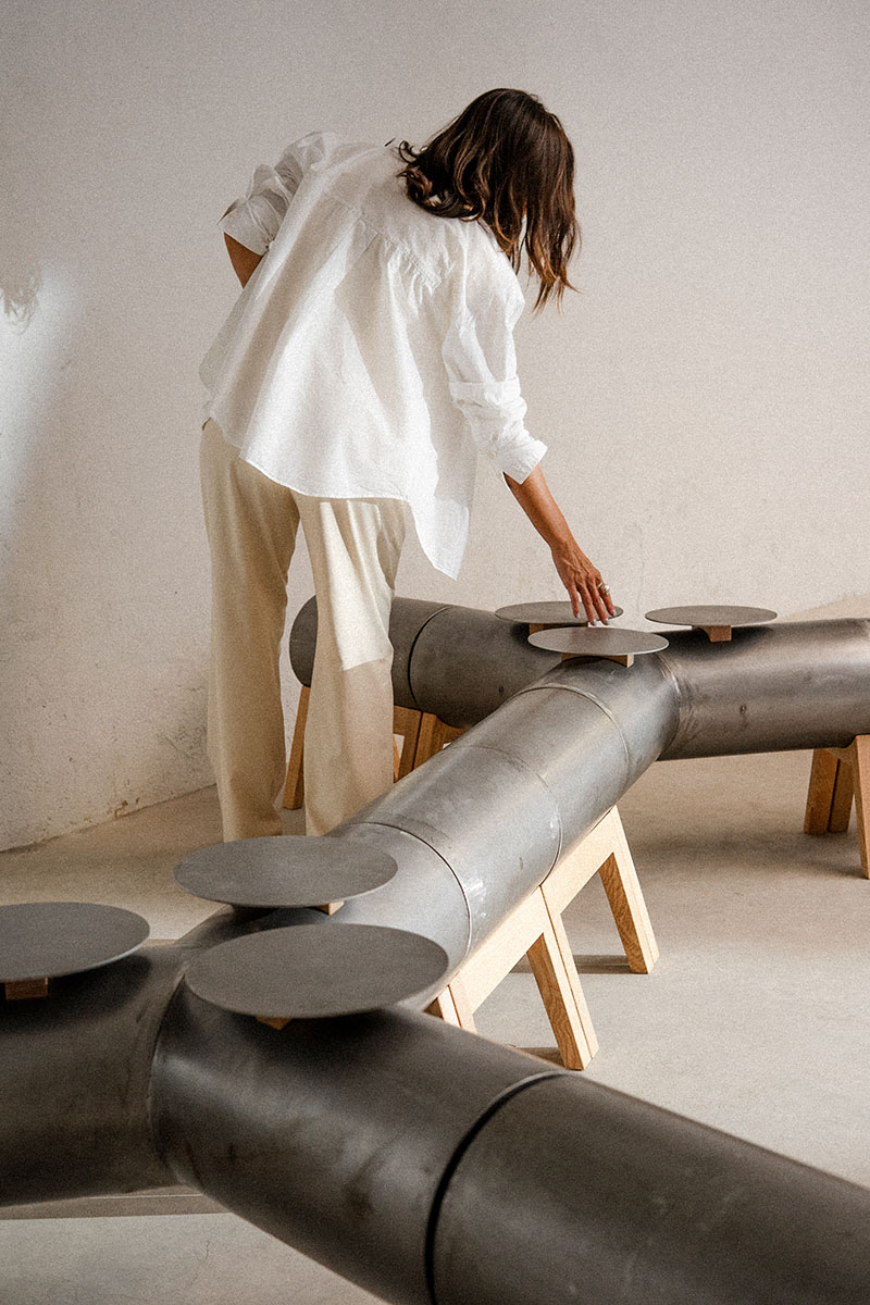 Fer Figueroa, diseñador, ajusta las superficies circulares imantadas del sistema modular Kitto.