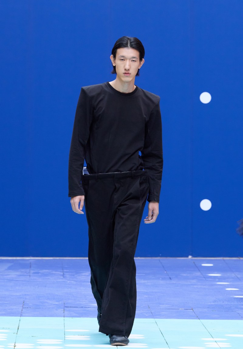 Ksenia Schnaider continúa radicalizando el denim para ss26