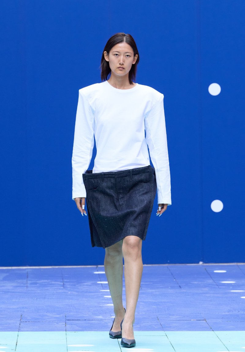 Ksenia Schnaider continúa radicalizando el denim para ss26