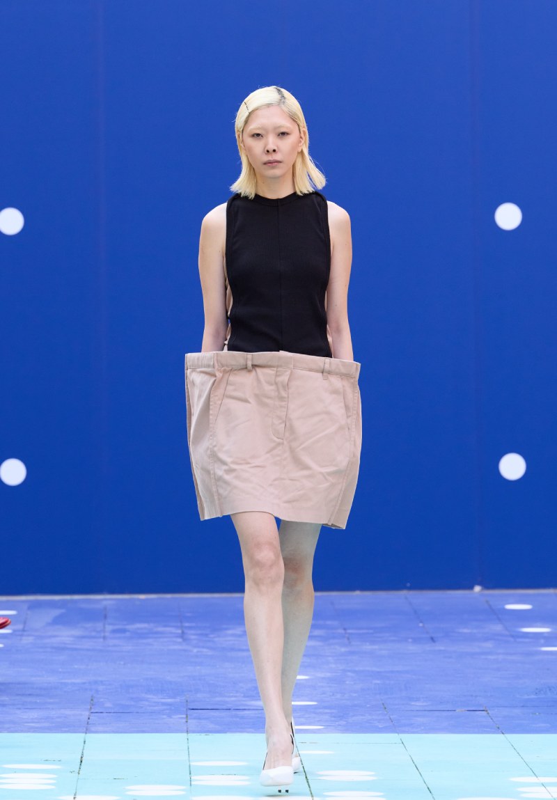 Ksenia Schnaider continúa radicalizando el denim para ss26