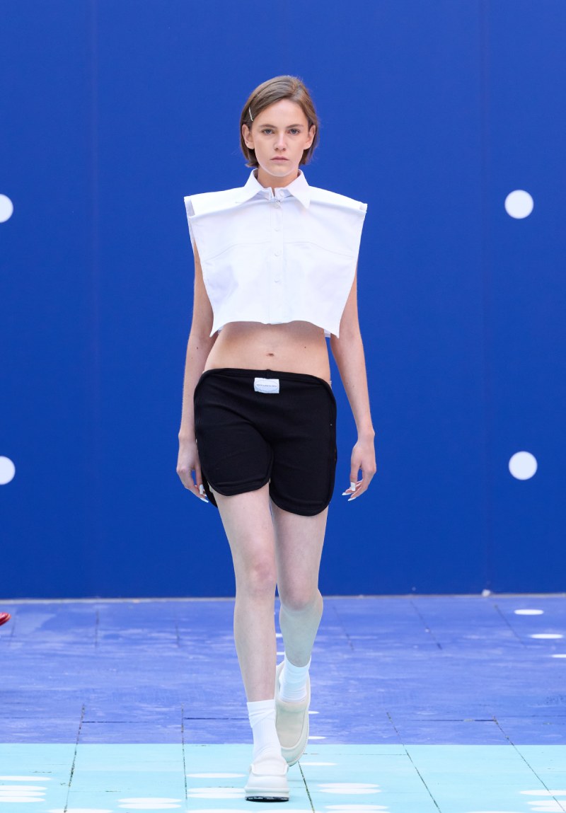 Ksenia Schnaider continúa radicalizando el denim para ss26