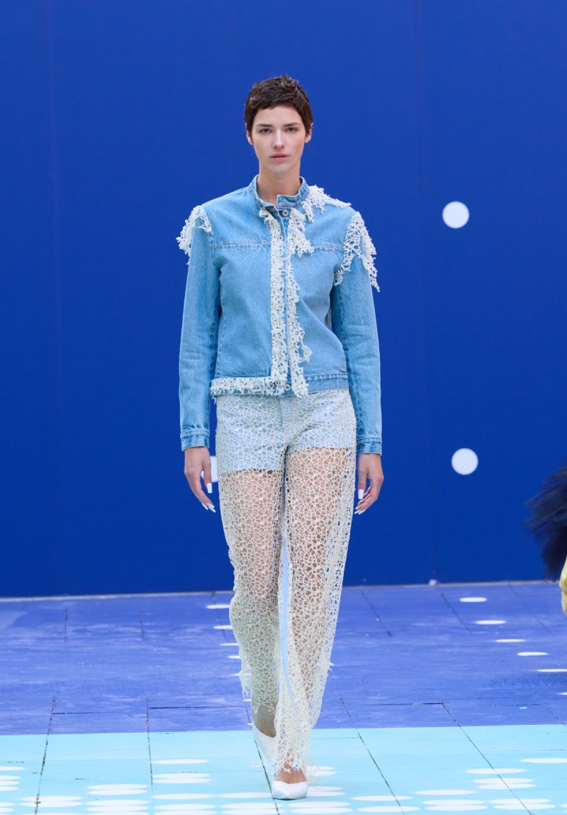 Ksenia Schnaider continúa radicalizando el denim para ss26