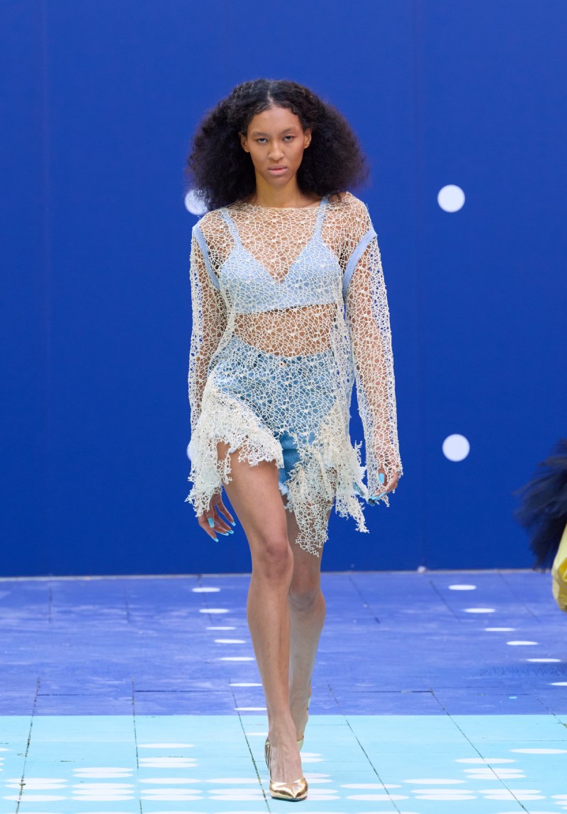 Ksenia Schnaider continúa radicalizando el denim para ss26