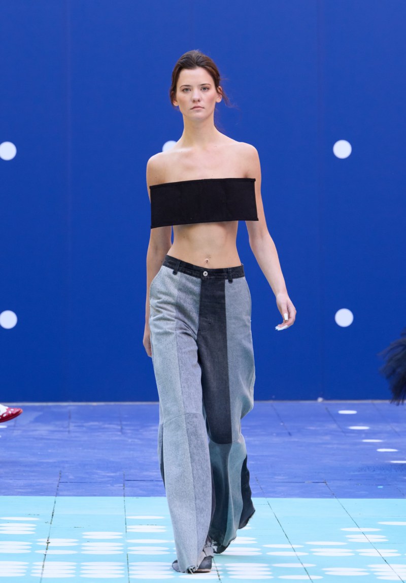 Ksenia Schnaider continúa radicalizando el denim para ss26