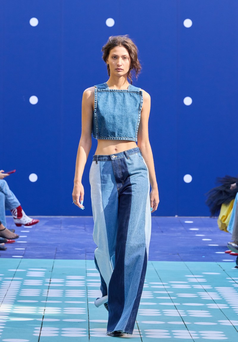 Ksenia Schnaider continúa radicalizando el denim para ss26