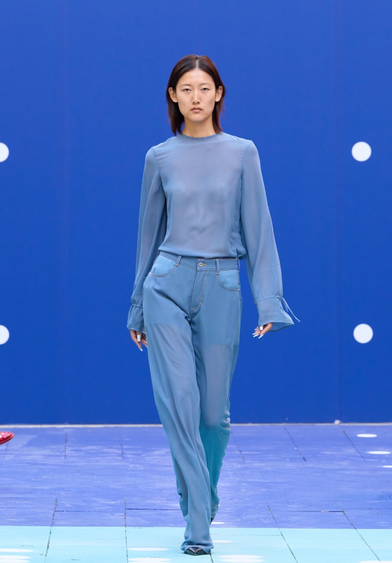 Ksenia Schnaider continúa radicalizando el denim para ss26