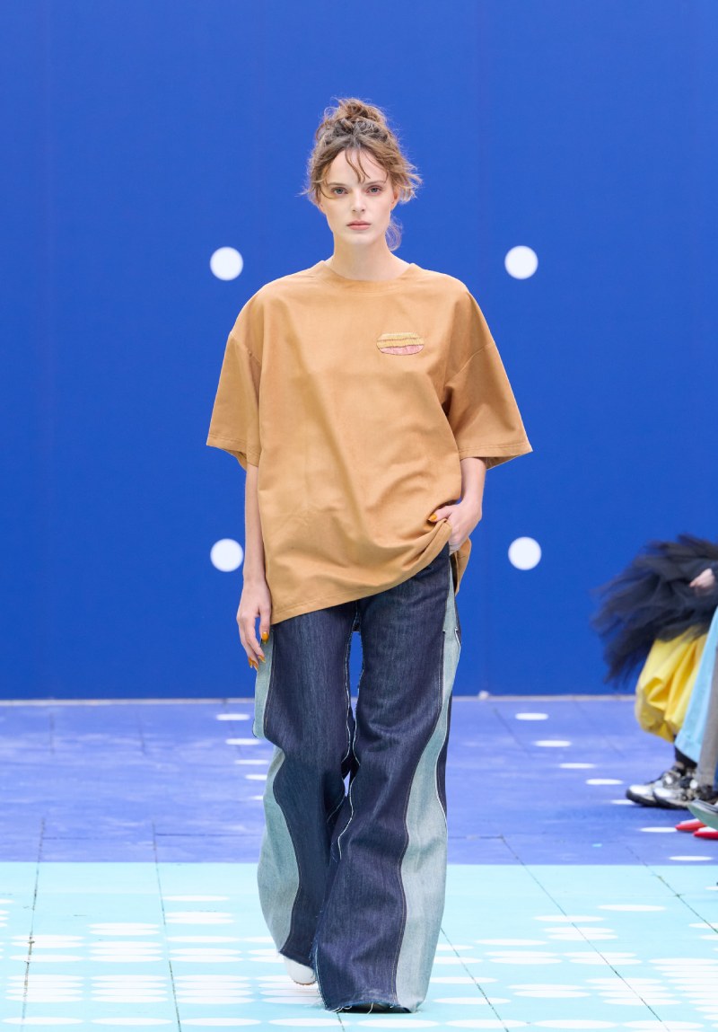 Ksenia Schnaider continúa radicalizando el denim para ss26