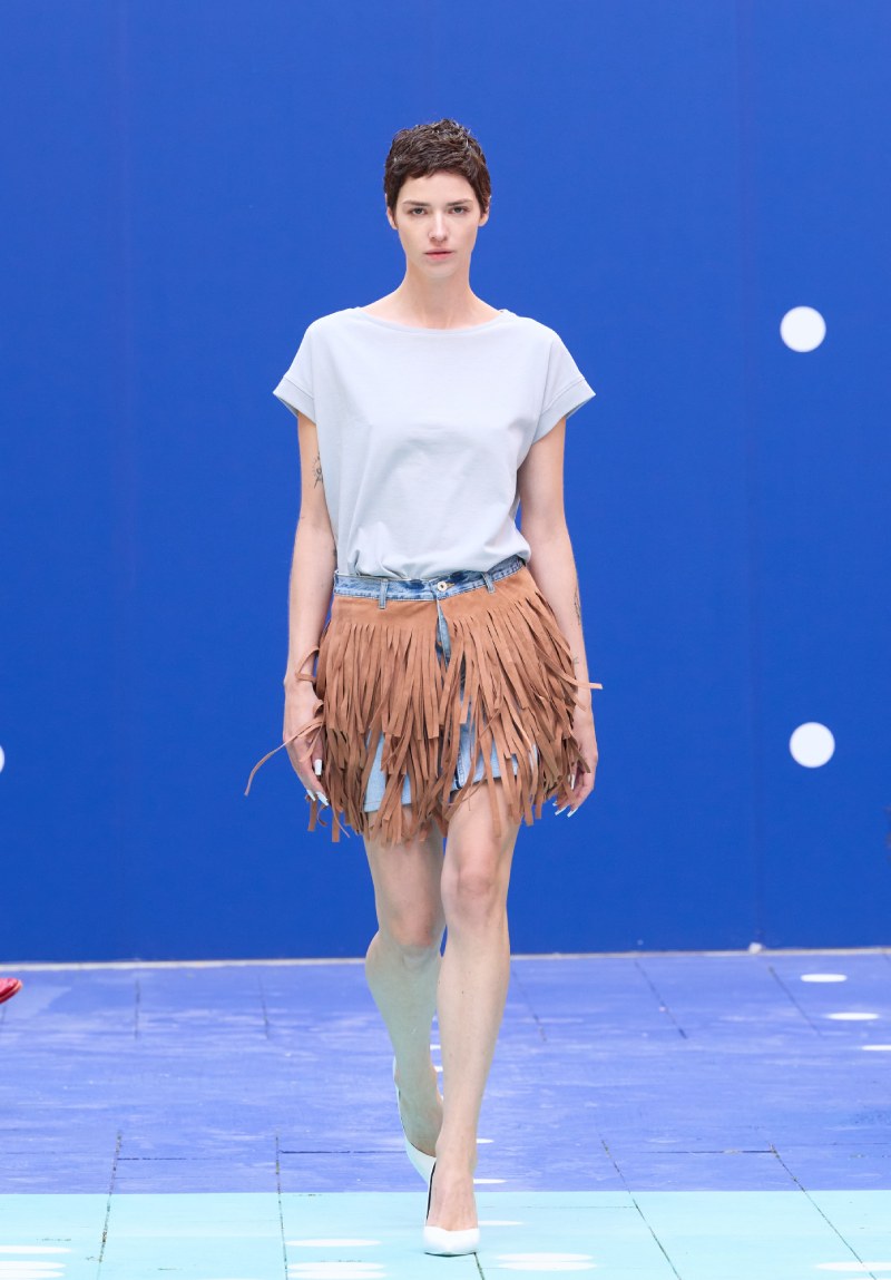 Ksenia Schnaider continúa radicalizando el denim para ss26