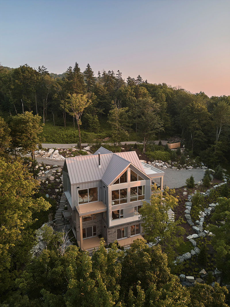 La Croix: casa de Luc Plante que desciende por la montaña