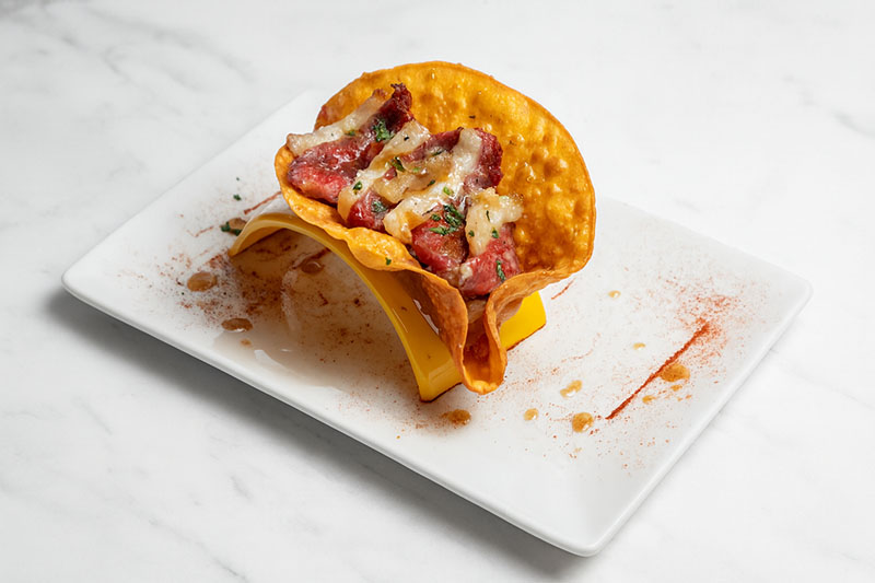 Pamplona celebra su primera Ruta del PintxoPato: Tortita de maiz crujiente con magret de pato, cebolla caramelizada, manzana y reducción de Oporto, propuesta de Balucebolla caramelizada, manzana y reducción de Oporto, propuesta de Balu